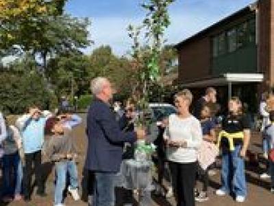 Bürgermeister Uwe Leuchtenberg übergibt einen James Grieve Apfelbaum an die stelvertretende Leiterin der Grundschule aus Laakdal-Vorst. Foto: (cp)